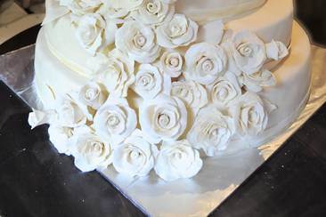 Pastel rosas blancas para boda