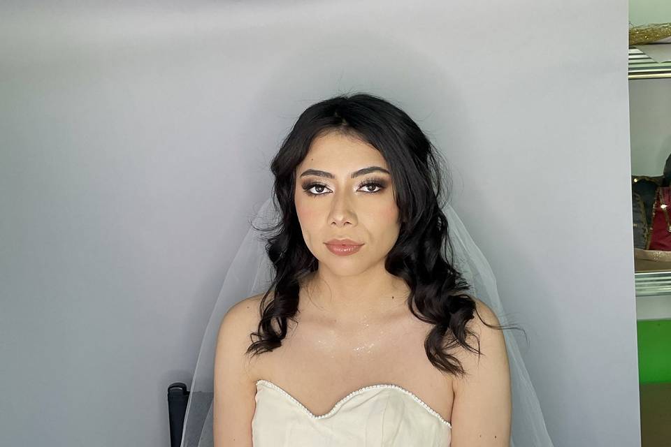 Maquillaje y peinado