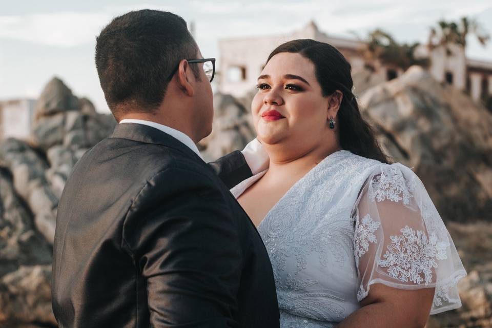 Recién casados mirándose a los ojos