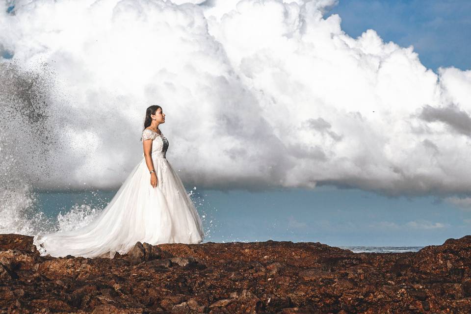 Novia caminando en las rocas