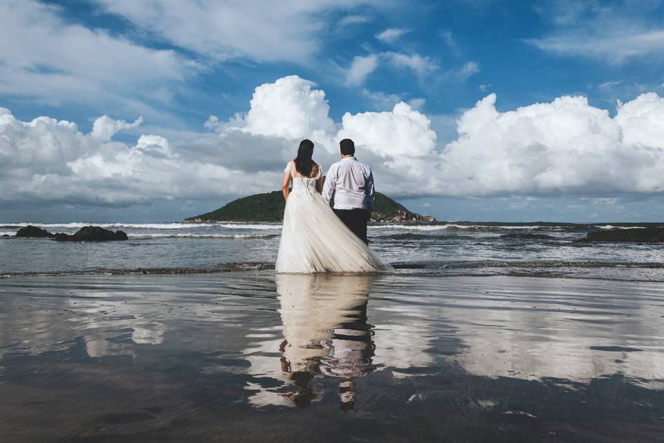 Pareja caminando en el agua