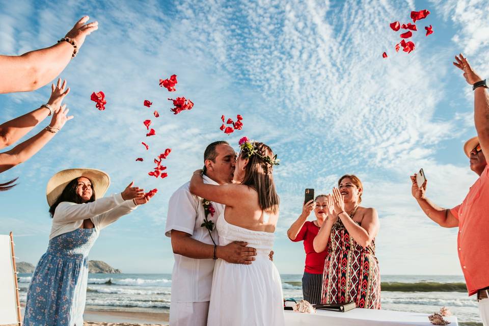 Recién casados en la playa