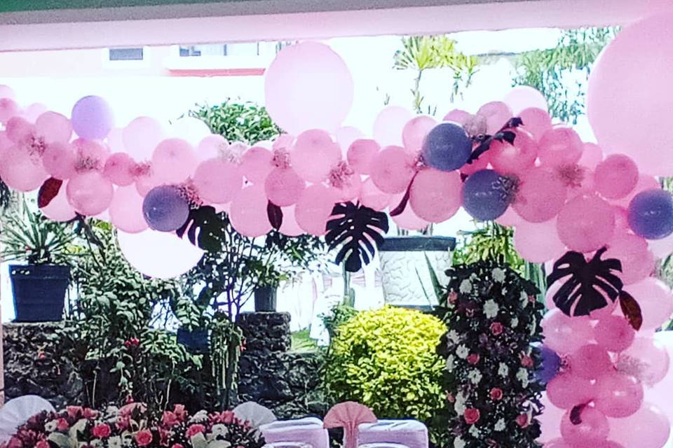 Mesa con globos y flores