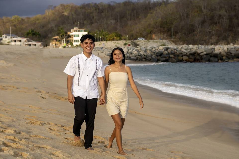 Pareja caminando en la playa