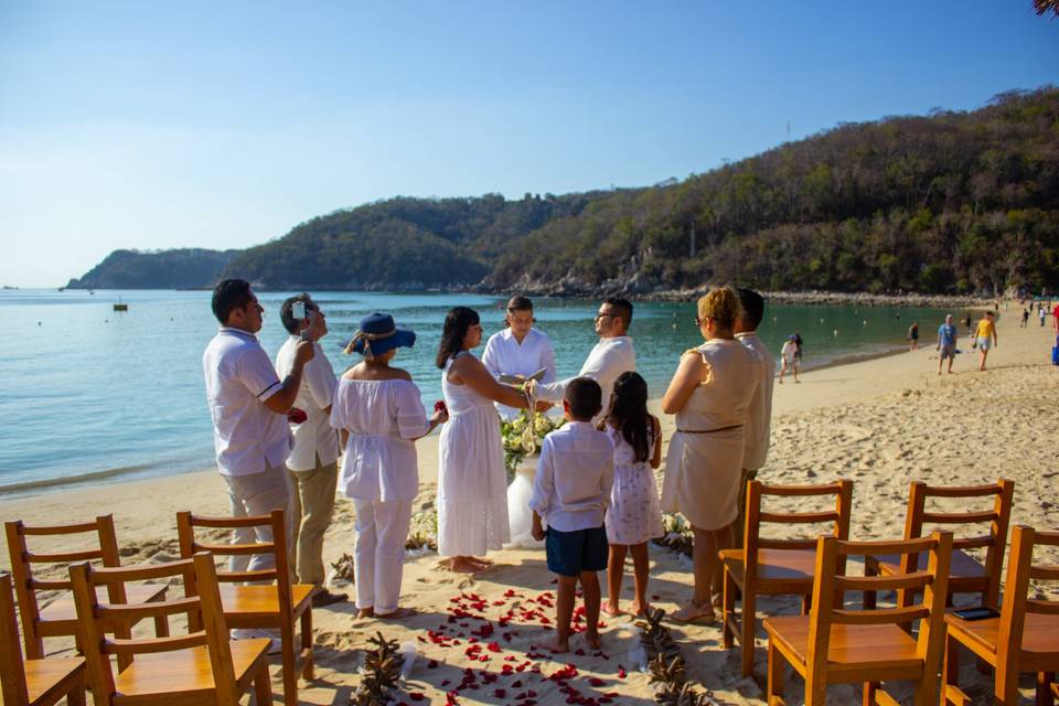 Ceremonia con invitados en la playa