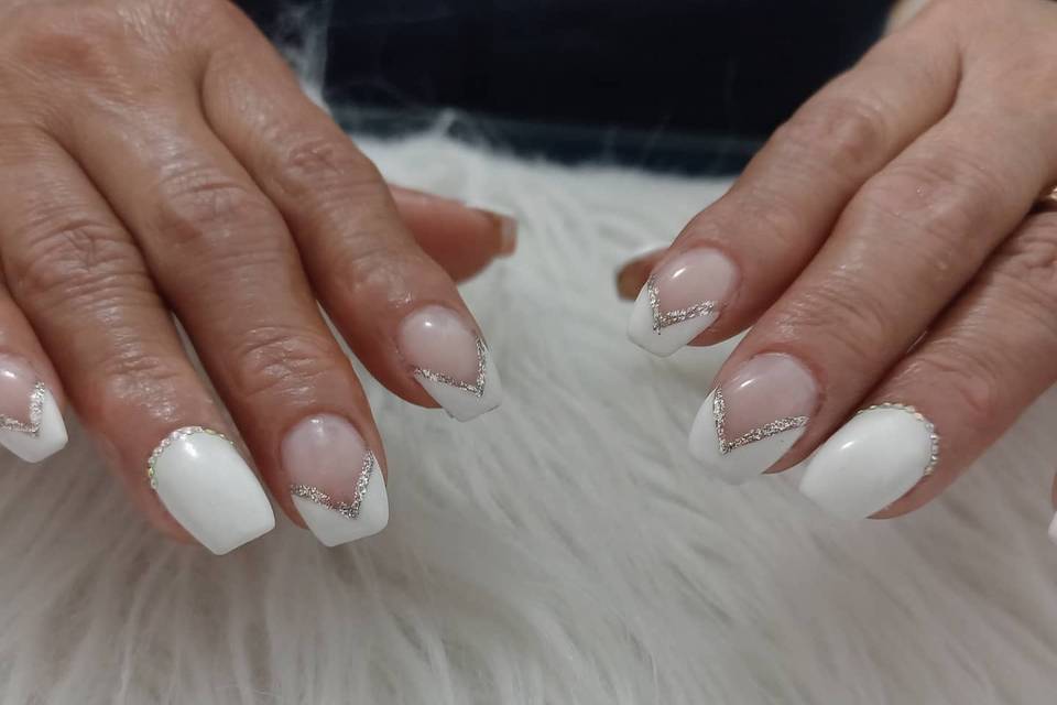 Uñas blancas con piedritas