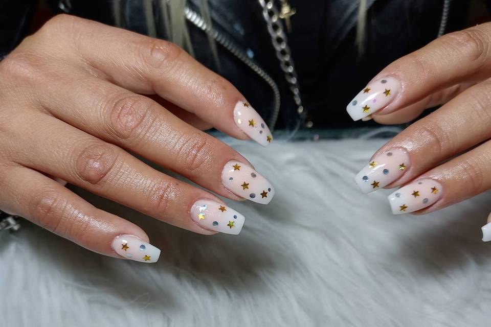 Uñas con estrellas y puntos