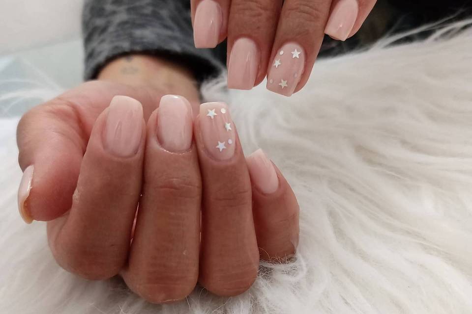 Uñas naturales con estrellas