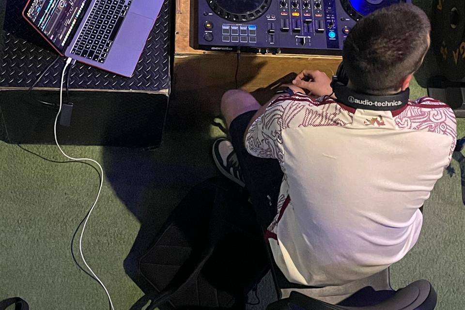 DJ con su equipo musical