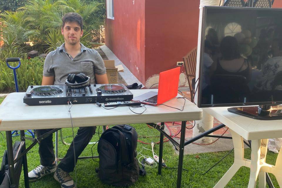 DJ sentado en el jardín