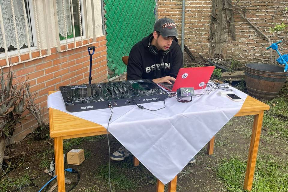 DJ en jardín