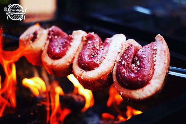 Organiza carnes asadas con la plancha de cocina que supera las