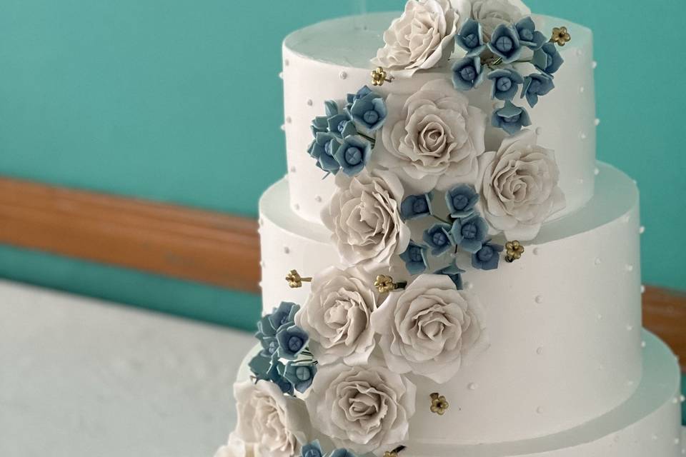 Pastel con flores en pasta