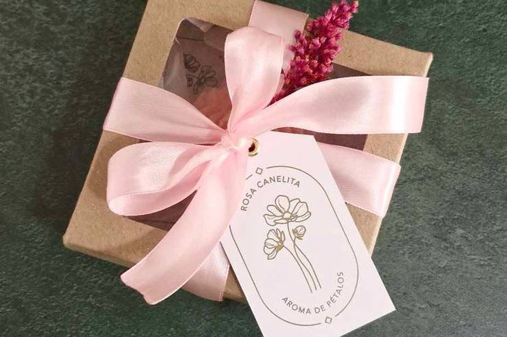 Caja kraft con peonia de jabón
