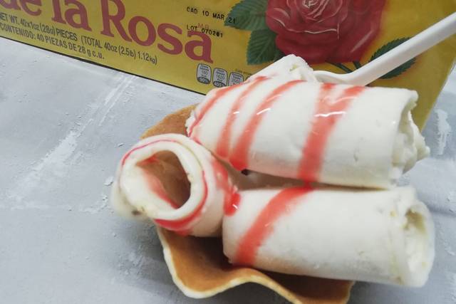 Helado de mazapán con mermelada de fresa