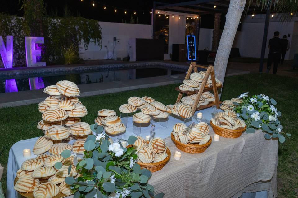 Mesa de cafe y pan