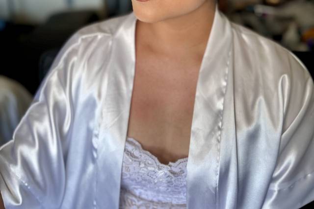 Novia maquillada con pelo recogido