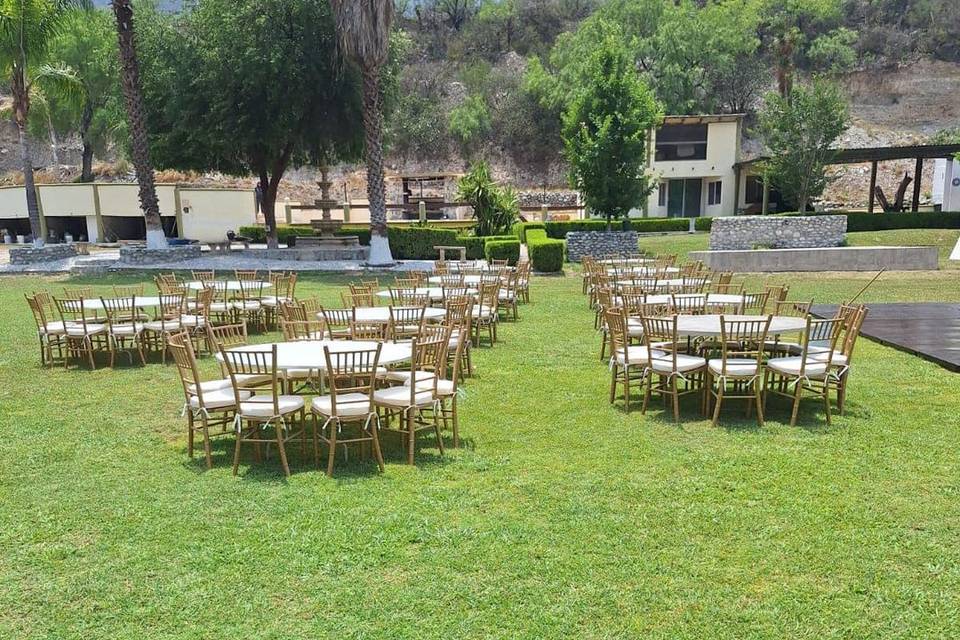 Jardín con mesas blancas