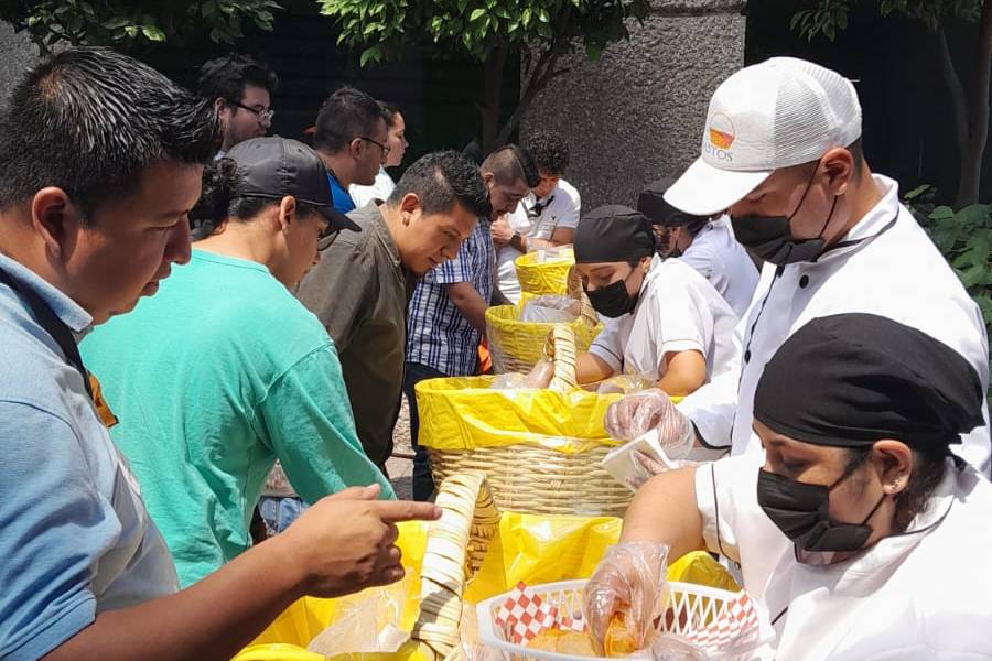 Sirviendo taquitos de canasta