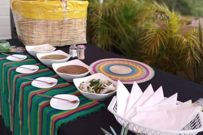 Tacos de canasta en una mesa