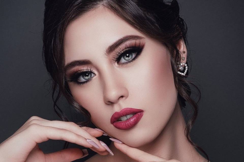 Maquillaje y peinado