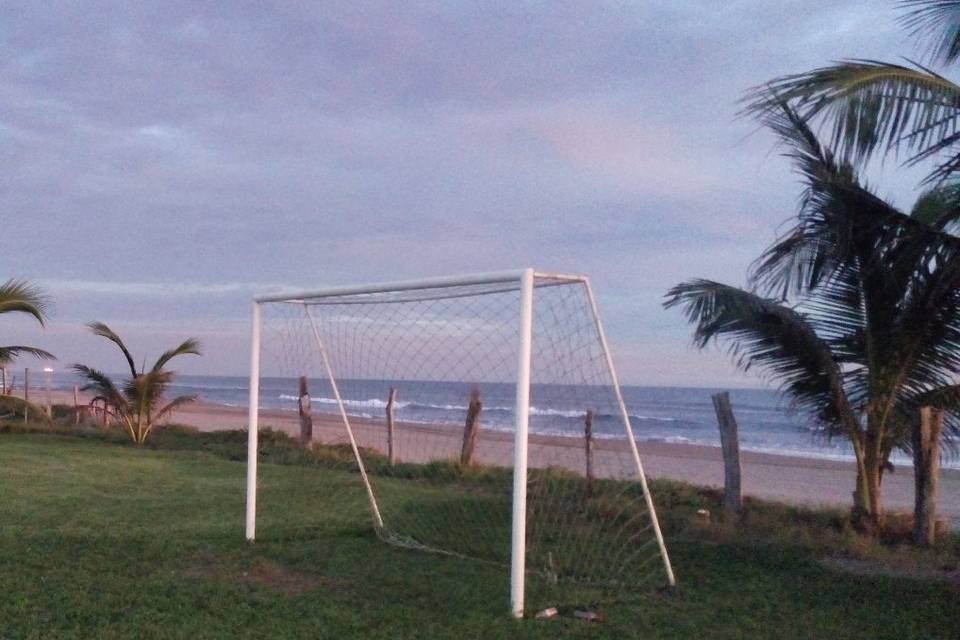 Cancha de futbol vista al mar