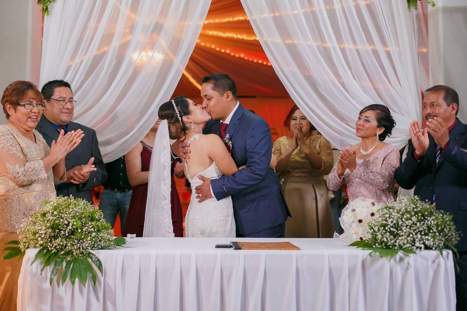 Beso en boda civil