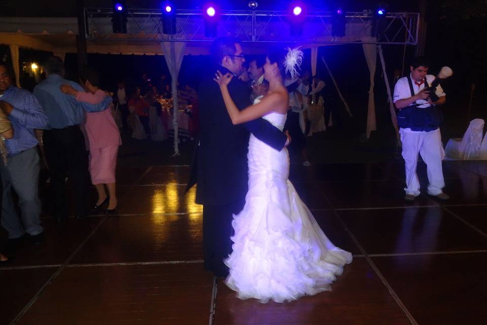 Los novios al ritmo del vals