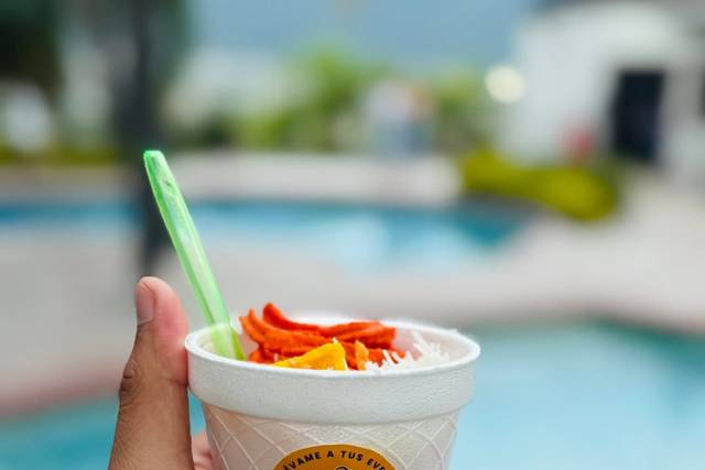 Vasos de elote con toppings
