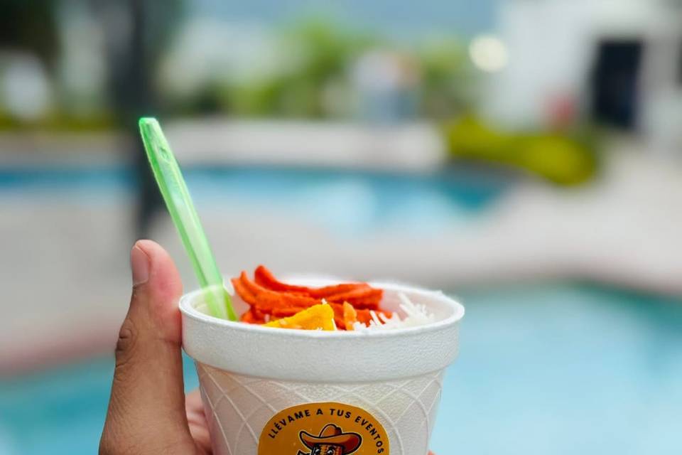 Vasos de elote con toppings