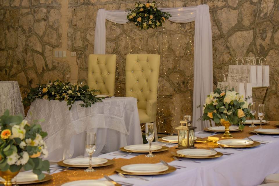 Mesa con decoración floral