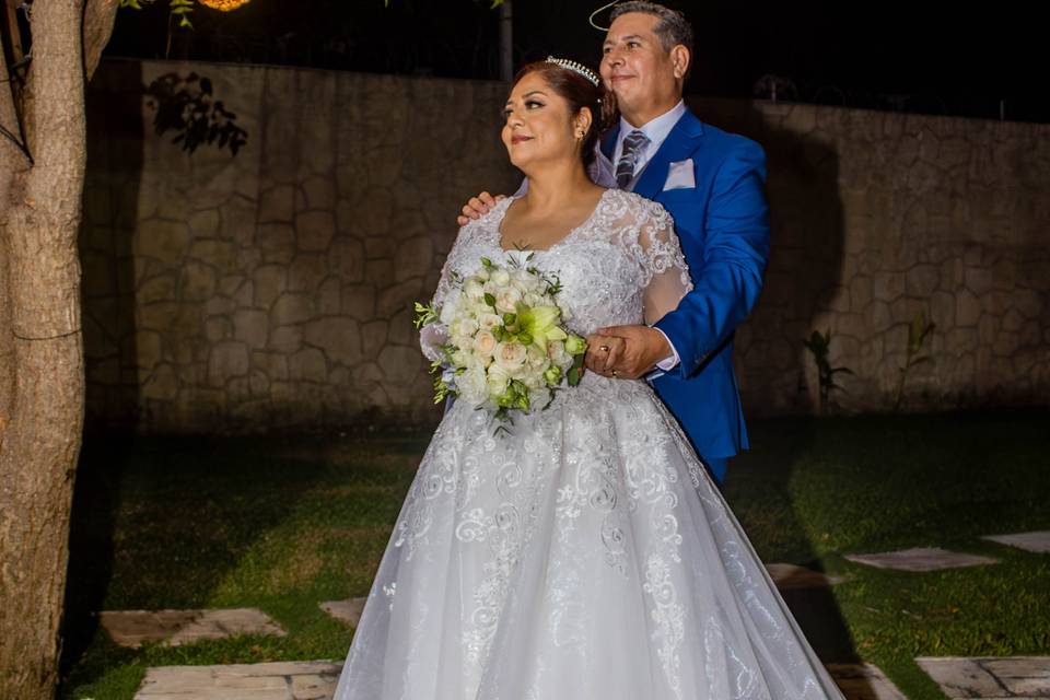 Recién casados posando