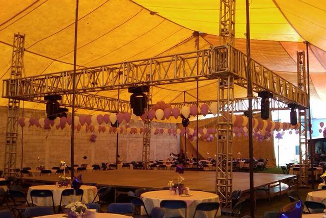 Escenario, mesas y carpa