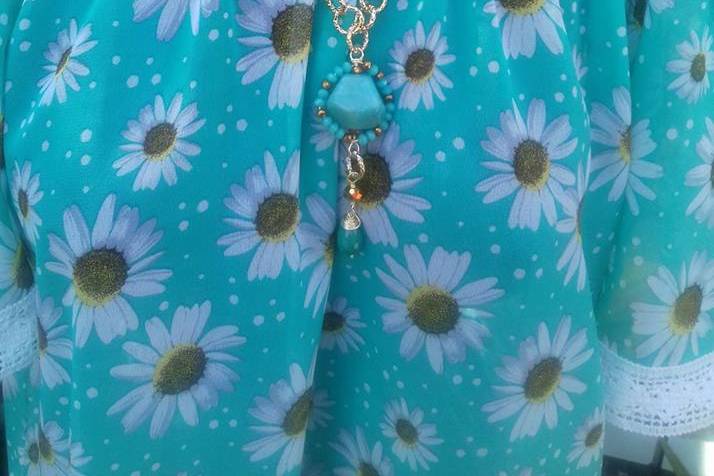 Collar largo con detalles azul