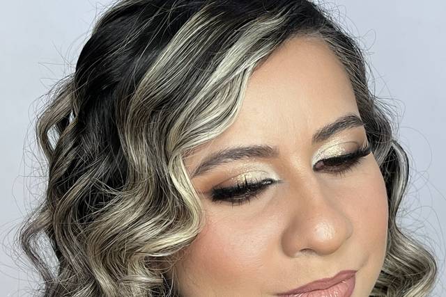 Mujer con mechas beige