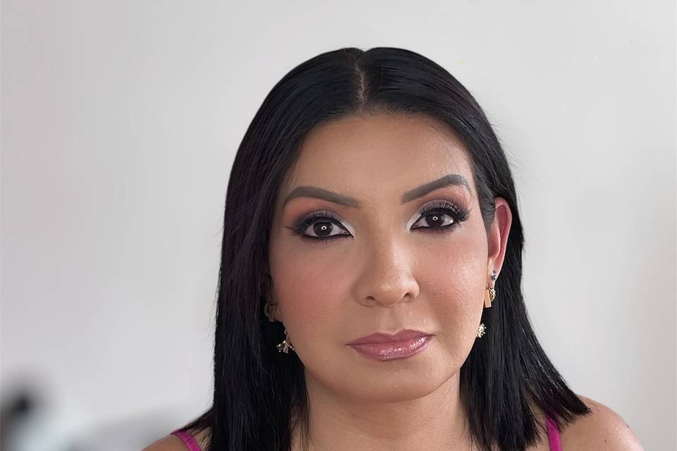 Mujer con blusa rosa de tirantes