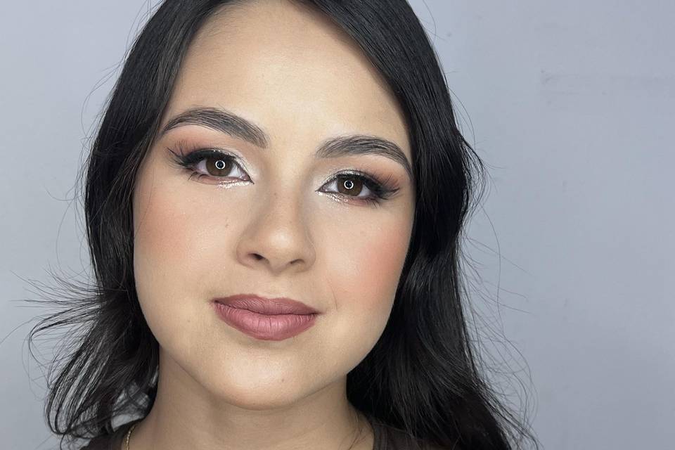 Mujer con maquillaje natural