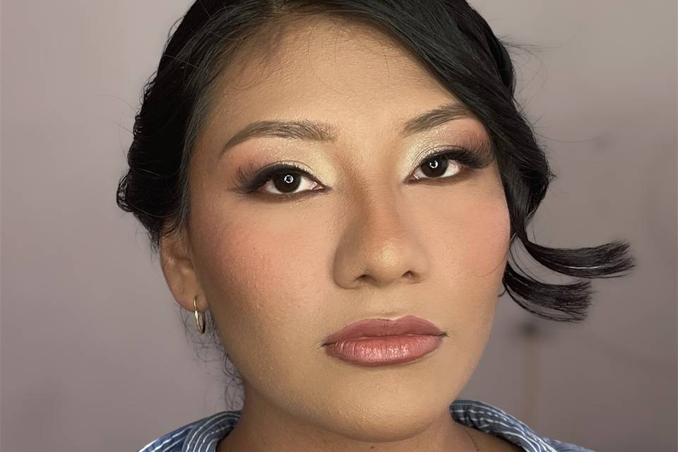 Mujer con cabello recogido