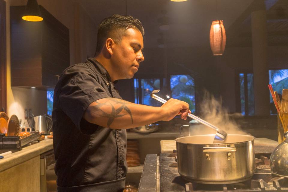 Chef preparando un caldo