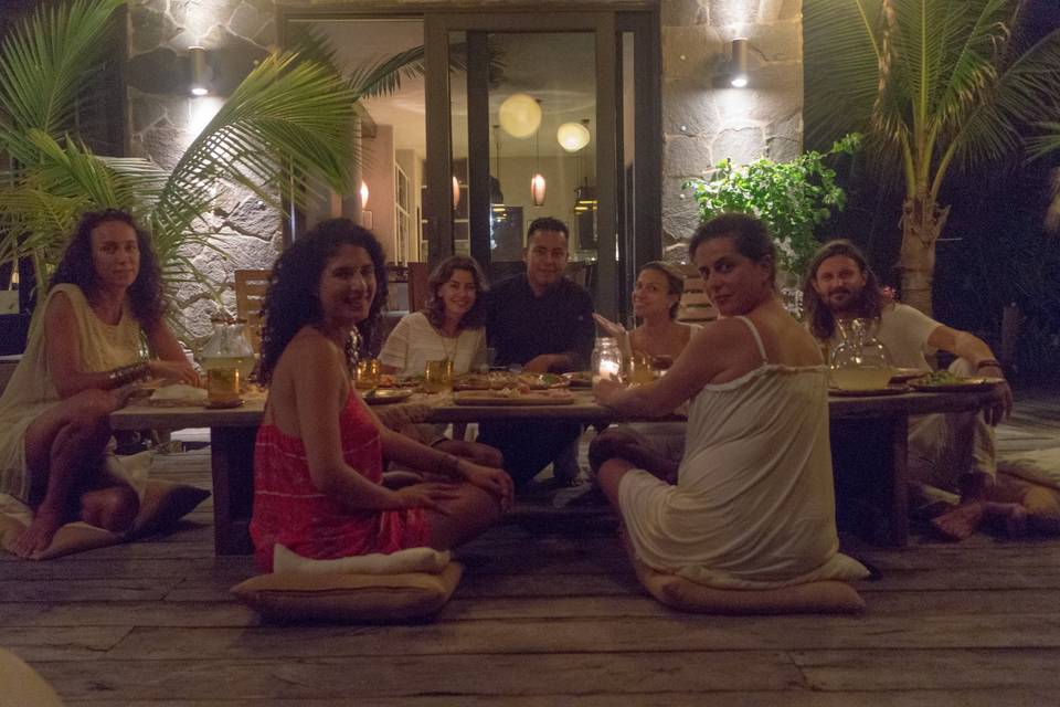 Mujeres sentadas alrededor de la mesa en el suelo