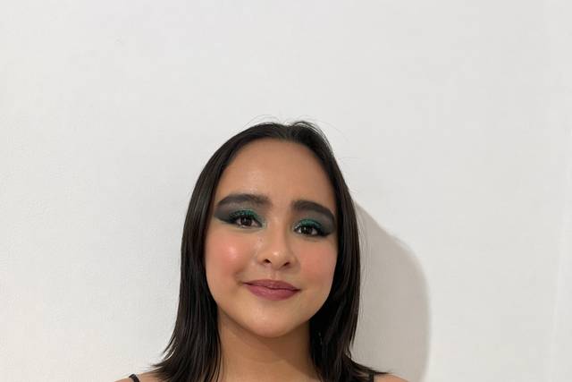 Maquillaje elegante que realza