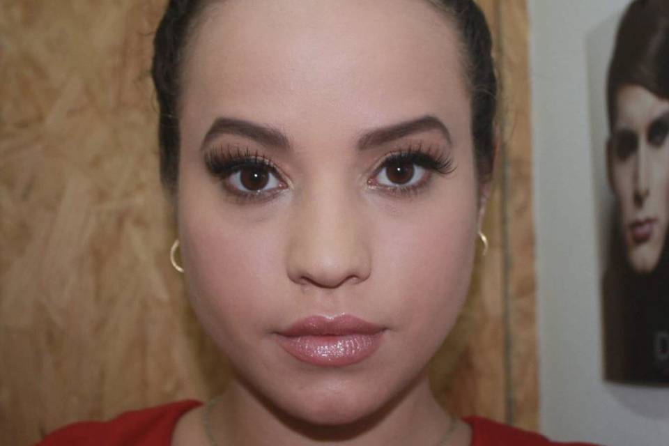 Soft glam con piel luminosa