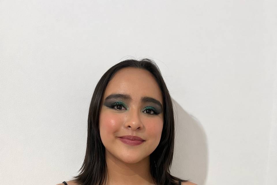 Maquillaje elegante que realza