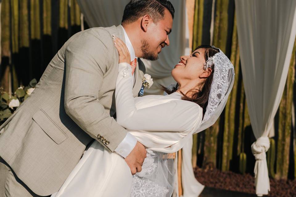 Novio sosteniendo a la novia en brazos