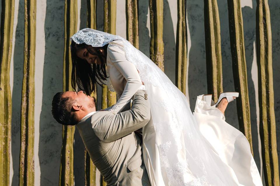 Novio cargando a la novia