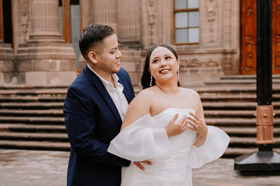 Novio abrazando a la novia
