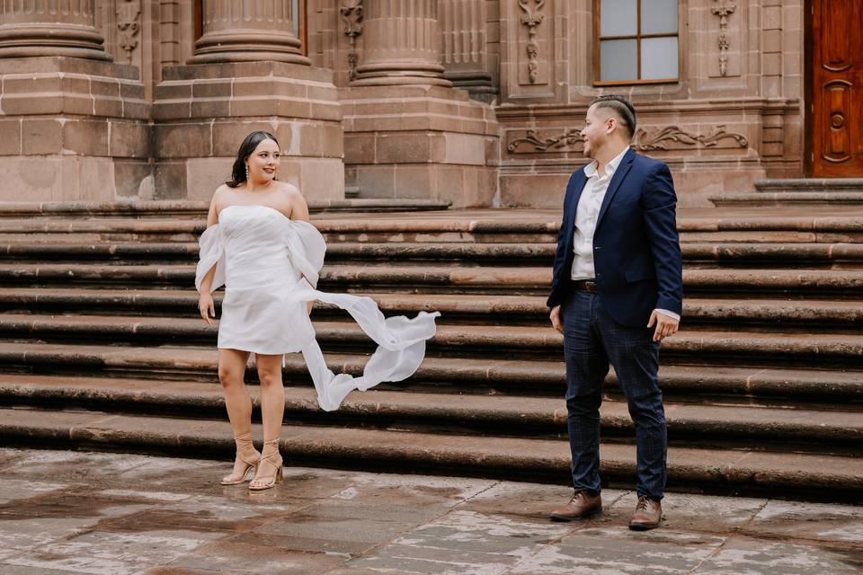 Pareja frente a las escaleras