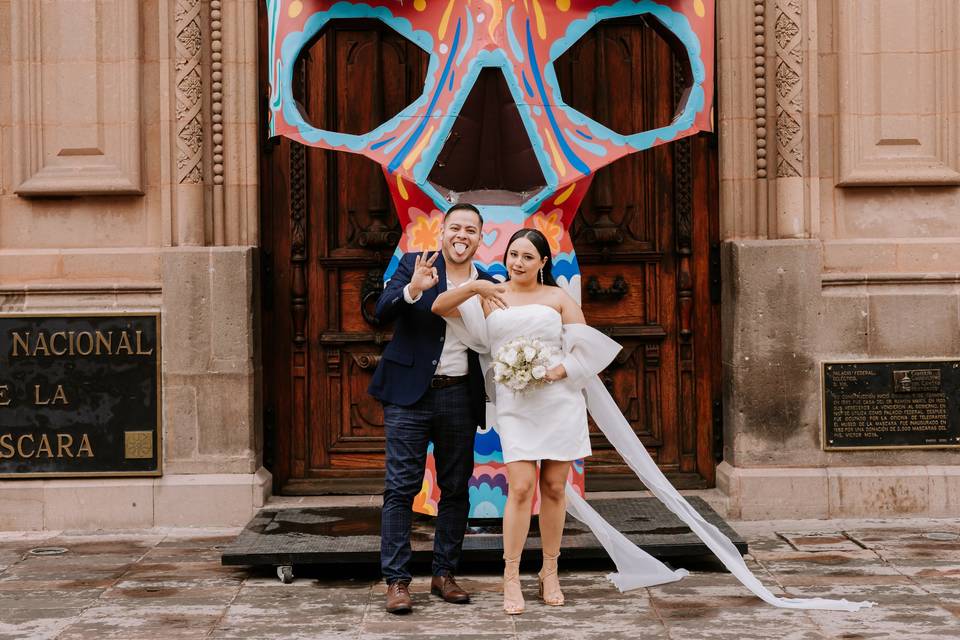 Novios frente a una puerta de madera