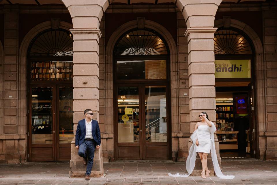 Novios recargados en dos columnas