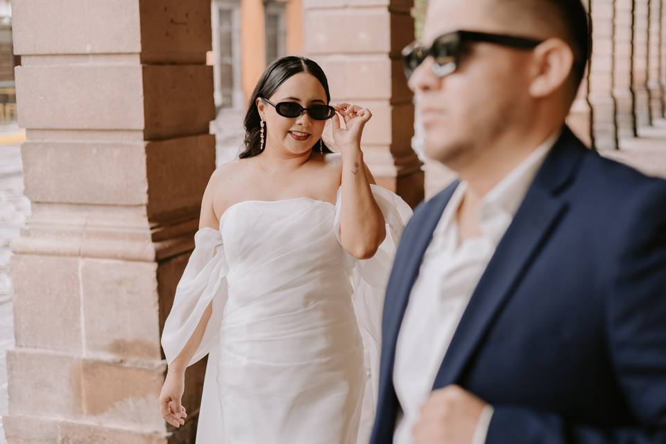 Pareja con lentes oscuros